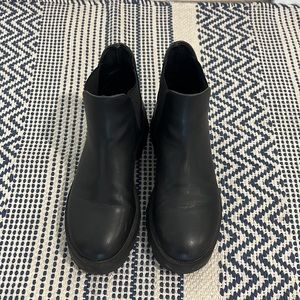 Worn once aerosoles swallow bootie; Chelsea bootie